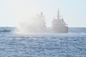 Investigator KNKT Belum Berani Mendekati, KM Barcelona Masih Mengepulkan Asap