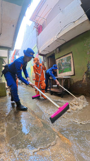 Polda Metro Jaya Terjunkan Tim SAR Bantu Warga Kampung Pulo Bersihkan Lumpur