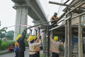 Puluhan Bangunan Liar di  Sepanjang Jalur Kereta Cepat Whoosh Dibongkar Paksa