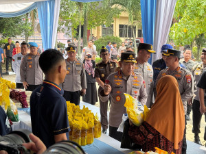 Polda Banten   Distribusikan 27 Ton Beras SPHP ke Masyarakat