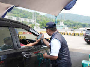  Verifikasi Ulang Data  Penumpang Kendaraan Sebelum Masuk Kapal, ASDP Merak Temukan  Kenakalan  Operator Bus
