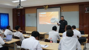 Para Pengemudi Angkutan Barang Umum Ikuti Pendidikan Keselamatan