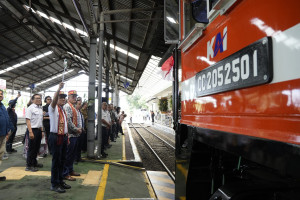 KAI Operasikan Lokomotif Baru Asal Amerika Menarik Gerbong Batu Bara di Tanjung Karang