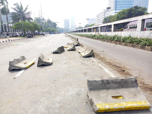  Pagar Kawat DPR Roboh  dan  Sebagian Separator Busway Roboh Oleh Aksi Massa 