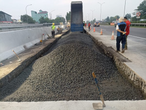Jasa Marga Lanjutkan Perbaikan Jalan Tol Jagorawi  di Dua Arah