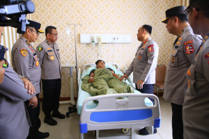 Pasien Korban Unjuk Rasa di RS BhayangkaraDapat Perhayian Wakapolri