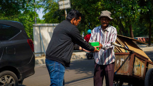 PTP Nonpetikemas Bagikan Snack Box ke Pengguna Jalan