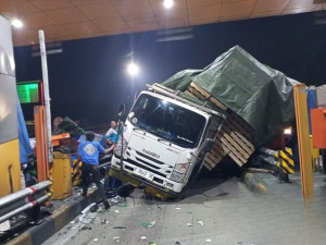 Truk Rem Blong Seruduk Gerbang Tol Ciawi 2, Tiga Gardu Mengalami  Kerusakan
