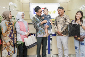 Direksi Bank Syariah Nasional Berjamaah Sambut Nasabah  