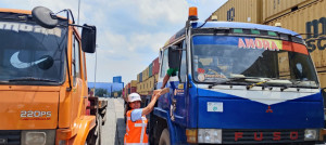 IPC TPK  Salurkan  Paket Makanan Kepada Pekerja Transportasi Logistik
