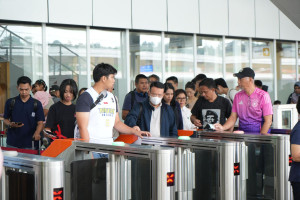 Sebagian Besar Penumpang Whoosh  Membeli Tiket Secara - Online 