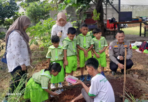 Cinta Pertanian, Perkenalkan Hidroponik  Pada Anak TK