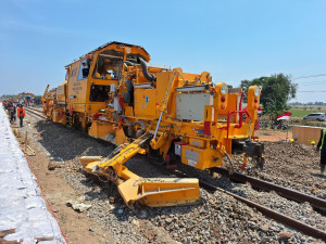 Cuaca Ekstrem Jelang Nataru,  KAI Siagakan Alat Berat di  Sejumlah Titik Rawan