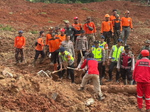 Polri Kerahkan  Anjing Pelacak Mencari Penduduk Yang Masih Terkubur Tanah Longsor Cibeunying