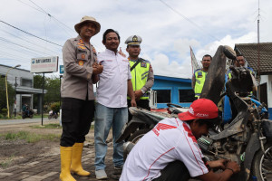 Kapolres Tapteng Layani Service Motor Gratis untuk Warga Terdampak
