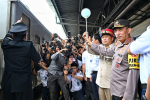 Menhub Dudy Lepas Keberangkatan Perdana Angkutan Motor Gratis dengan Kereta Api dari Stasiun Pasar Senen
