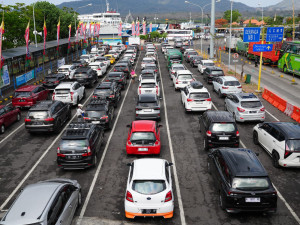 Jelang Puncak Malam Tahun Baru 2026, Ribuan Kendaraan  Dari Jawa Mulai Menyeberang ke  Bali