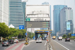 Pembongkaran Rangka Papan Informasi Gerbang Tol Semanggi 2, Jasa Marga Atur Lalin 