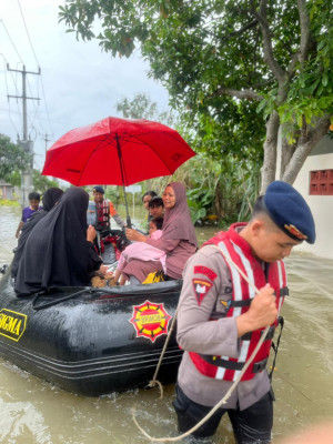 Banjir di Bekasi, Emak-emak Hingga Nakes Naik Perahu Karet Brimob Sebrangi Banjir