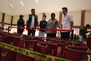 Di Bekasi,  Agen Gas LPG Curang Digeruduk Polisi