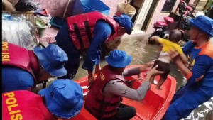 Ciliwung Meluap, Ditpolairud Polda Metro Jaya Evakuasi Warga Kebun Pala