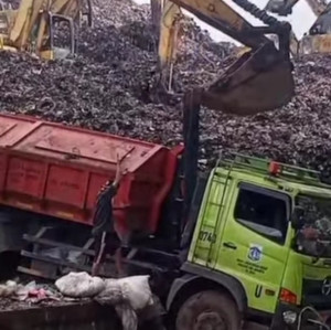 Mengenaskan, Gunungann Sampah di TPST Bantargebang Longsor, Empat  Orang Tewas 