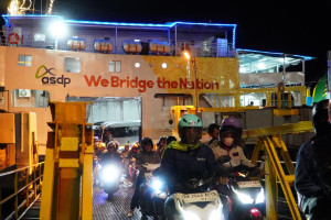 Kompak Tinggalkan Bali, Antrian Kendaraan Bermotor  Mengular di Pelabuhan Gilimanuk