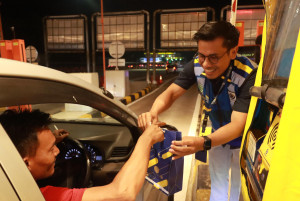 Pengendara Dapat Makanan Ringan Dari Jasa Marga