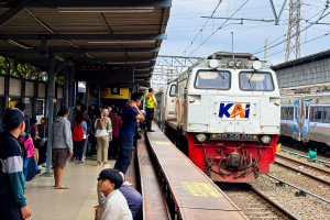 Jalur KA Wilayah Bandung Longsor, KA 174  Ciremai Tertahan, Tidak Ada Korban Jiwa