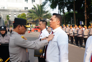 Delapan Personil Ditresnarkoba PMJ Pengungkap Sabu 516 Kg Jaringan Internasional Dapat PIN Emas dari  Kapolri