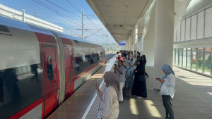 Periode Long Weekend  Tiket Kereta  Cepat Whoosh Jadi Idola