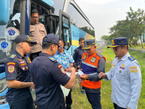 Hasil Rampchek di Tol Jagorawi :  Puluhan Bus Angkutan  Umum dan Wisata Melakukan Pelanggaran