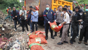 Ribuan Kilogram Bawang Impor Ilegal Dinusnahkan