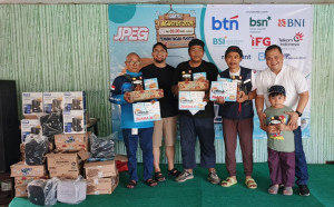 Para Juru Foto  Adu Ketangkasan  di Kolam Pemancingan