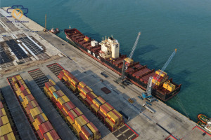 Kapal Petikemas   Raksasa Jenis Panamax Bersandar di Pelabuhan Patimban 