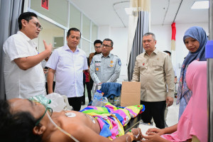 KMP Putri Yasmin Rute Padangbai - Lembar Terbakar Empat Kapal Lakukan Evakuasi Penumpang 