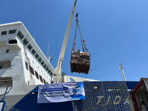 KM Tidar   Angkut  Barang Bantuan  Korban Gempa NTT  ke Maumere
