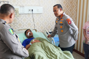 Kapolda Metro Jaya Kunjungi Personilnya dan Ojek Daring Yang Menjadi Korban Kerusuhan