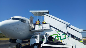 Pesawat Boeing 737-800 Garuda Indobesia Pecah Ban di Bandara Sultan Hasanuddin Makassar