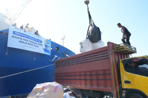 KM Tidar Turunkan Barang Bantuan Kemanusiaan  di Pelabuhan Lorens Say Maumere